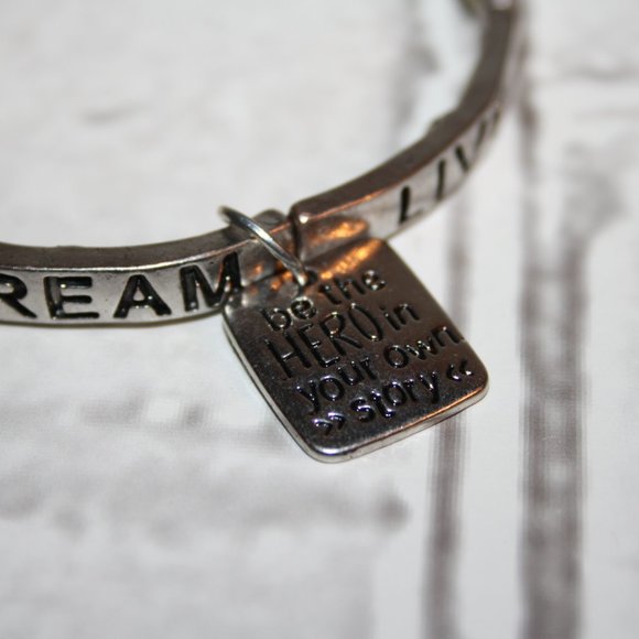 Beautiful silver Live Love Dream charm bracelet 8" - Picture 4 of 5